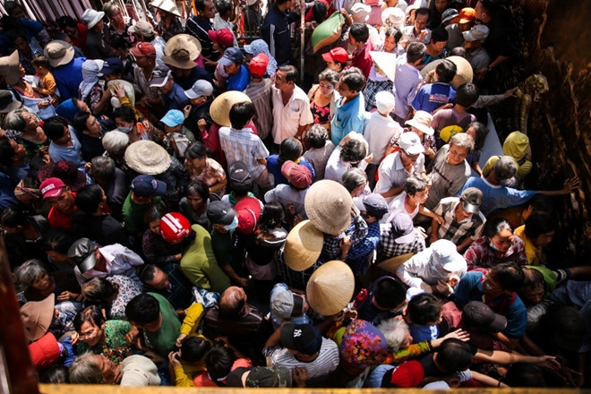 ngoc son phat 10 tan gao 100 trieu dong tang ba con ngheo