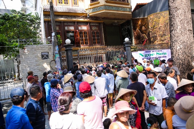 ngoc son phat 10 tan gao 100 trieu dong tang ba con ngheo