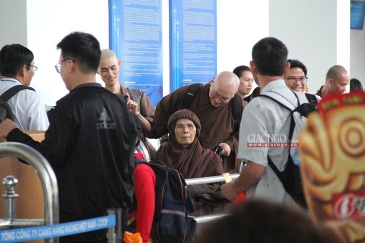 thien su thich nhat hanh roi chua tu hieu di thai lan tinh duong