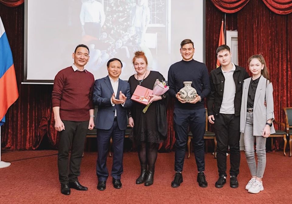 thu mon dang van lam giao luu voi nguoi viet tai nga