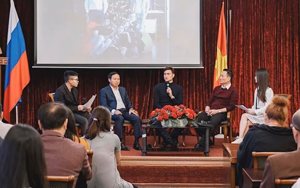 thu mon dang van lam giao luu voi nguoi viet tai nga