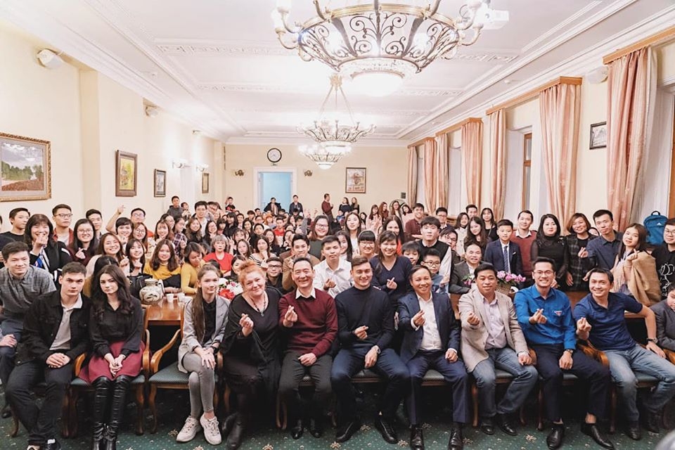 thu mon dang van lam giao luu voi nguoi viet tai nga