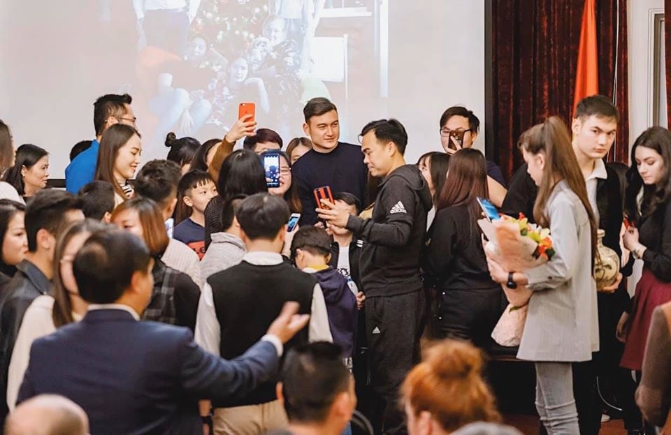 thu mon dang van lam giao luu voi nguoi viet tai nga