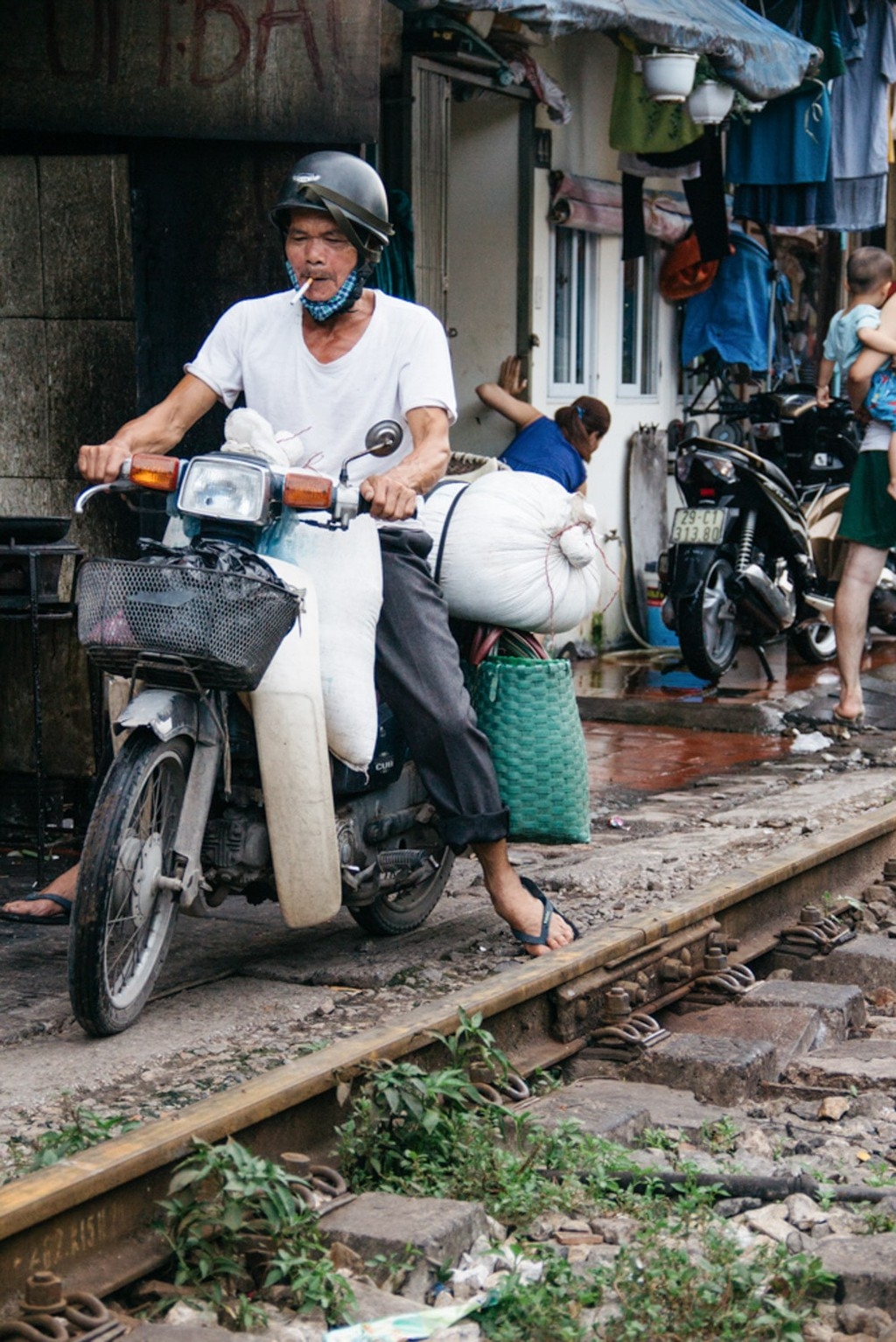 cuoc song cua nguoi dan pho duong tau ha noi la lam trong mat du khach tay