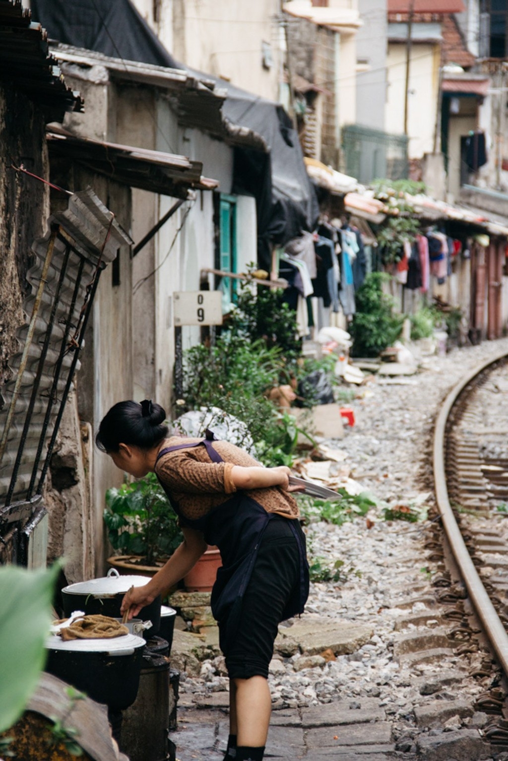 cuoc song cua nguoi dan pho duong tau ha noi la lam trong mat du khach tay