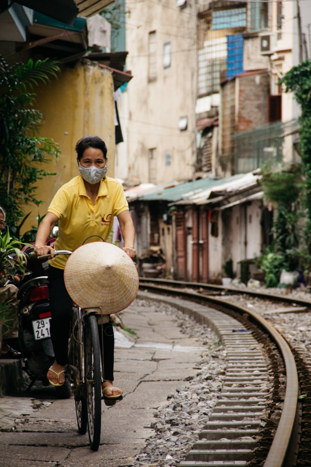 cuoc song cua nguoi dan pho duong tau ha noi la lam trong mat du khach tay
