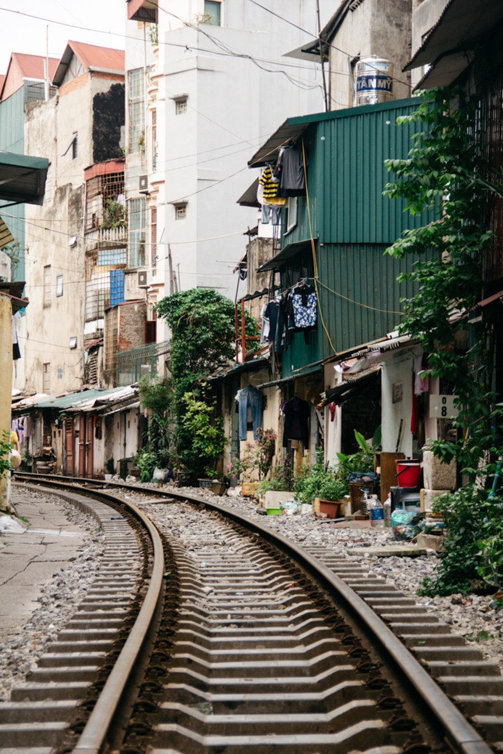 cuoc song cua nguoi dan pho duong tau ha noi la lam trong mat du khach tay