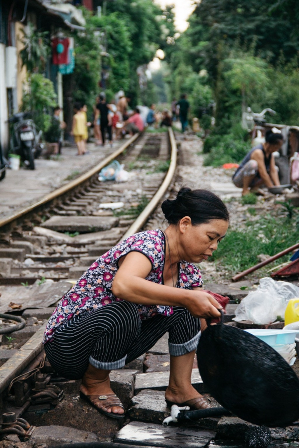 cuoc song cua nguoi dan pho duong tau ha noi la lam trong mat du khach tay