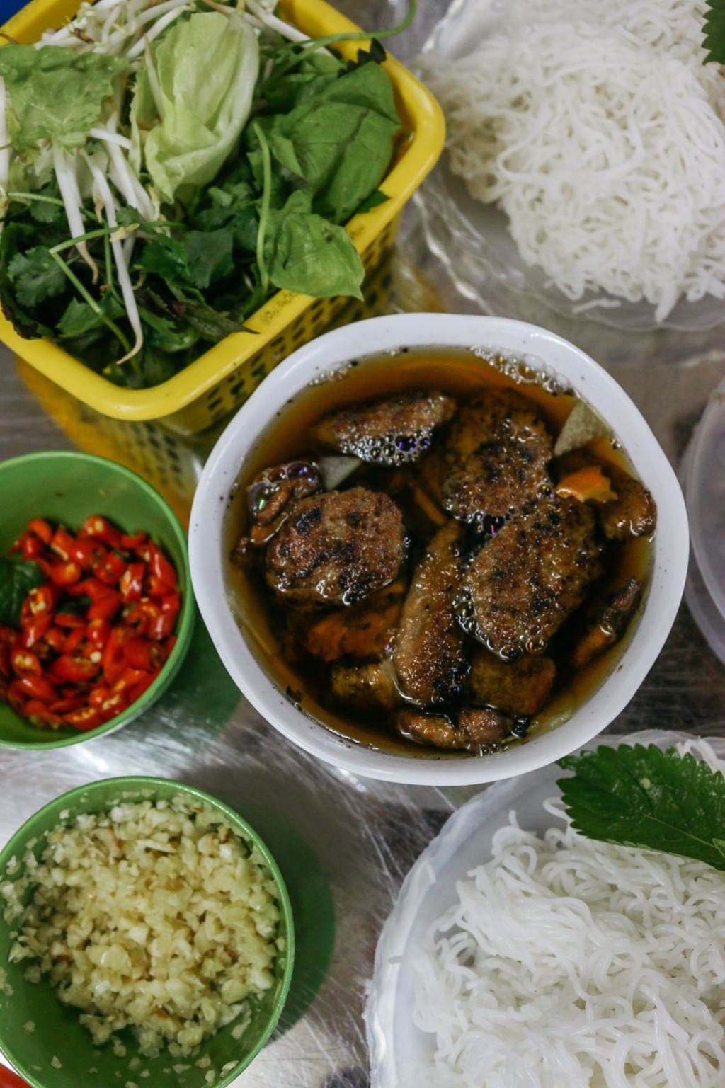 bao nuoc ngoai goi y lich trinh an choi 24 gio o ha noi