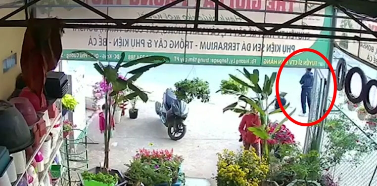 ha noi nam thanh nien lao dau vao xe buyt tu tu