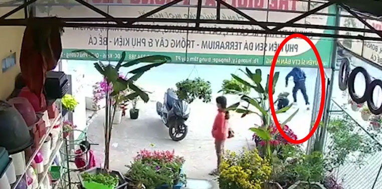 ha noi nam thanh nien lao dau vao xe buyt tu tu