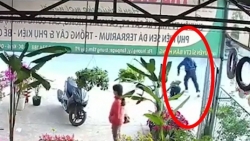 video nhom con do dung hung khi dap pha xe buyt giua pho sai gon nhu phim