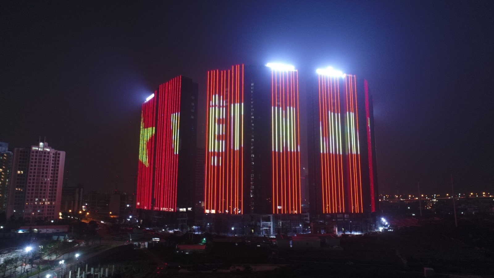 hang loat cao oc cua sunshine group nhuom do quoc ky co vu viet nam truoc tran ck sea games 30