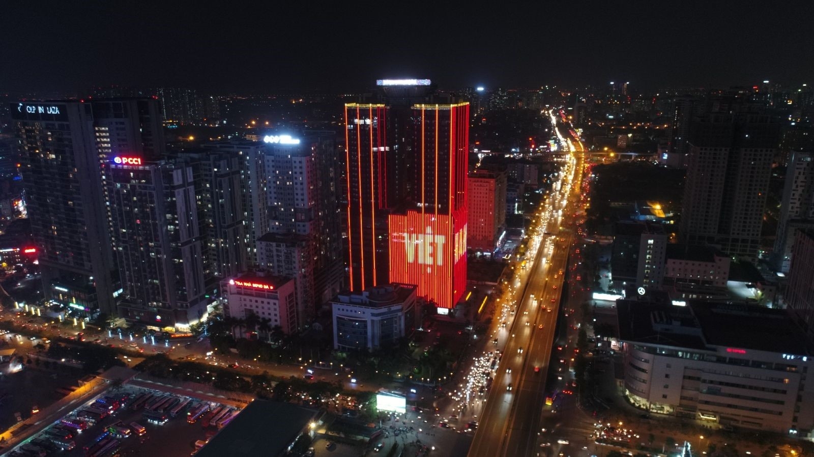 hang loat cao oc cua sunshine group nhuom do quoc ky co vu viet nam truoc tran ck sea games 30