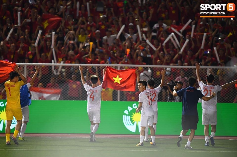 loat anh an mung chien thang day xuc dong cua hlv park hang seo va cac hoc tro u22 viet nam