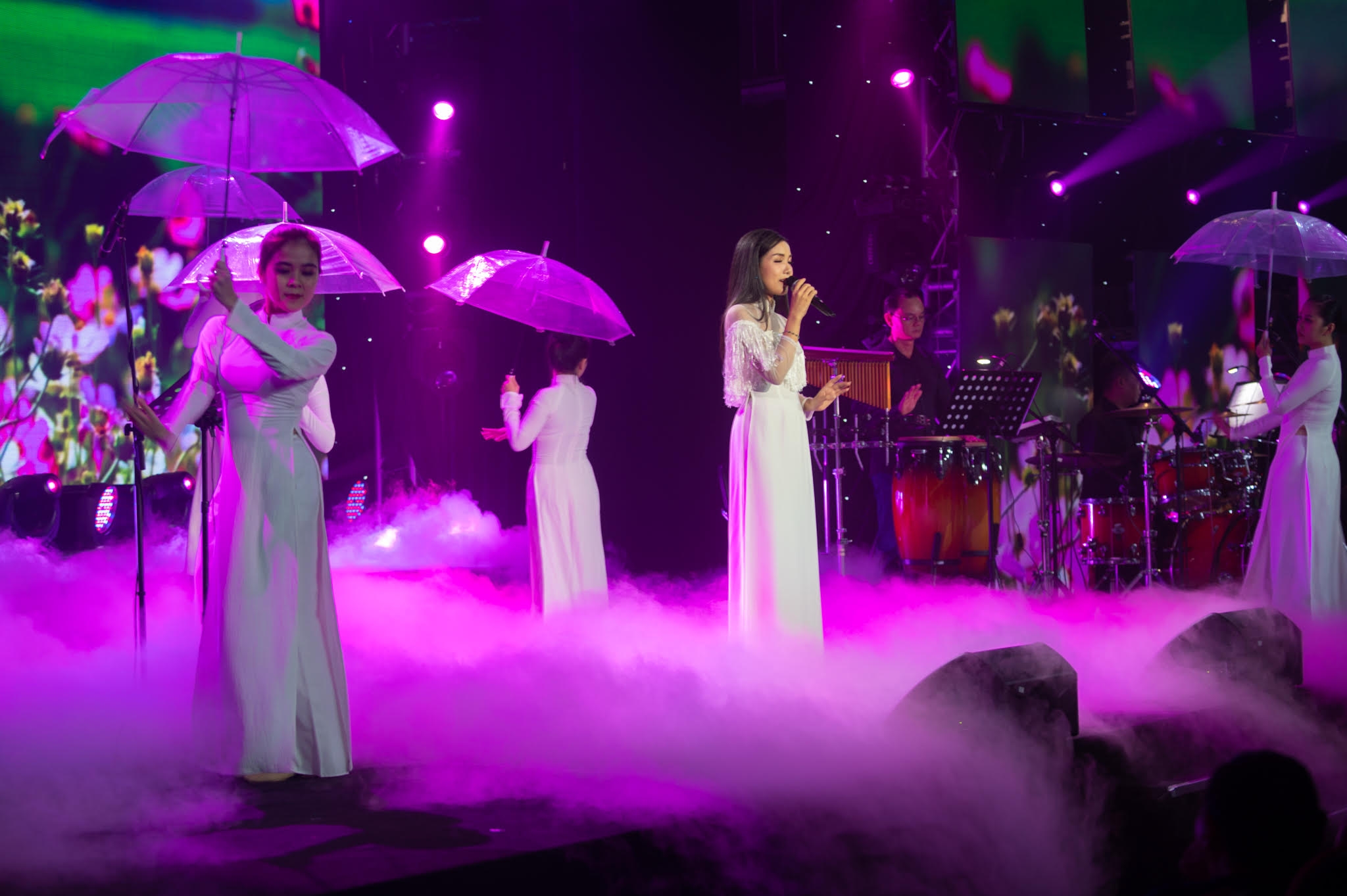 "Sầu nữ" Thúy Huyền biến hóa đa dạng trong Liveshow Huyền Ca sau nu thuy huyen bien hoa da dang trong liveshow huyen ca