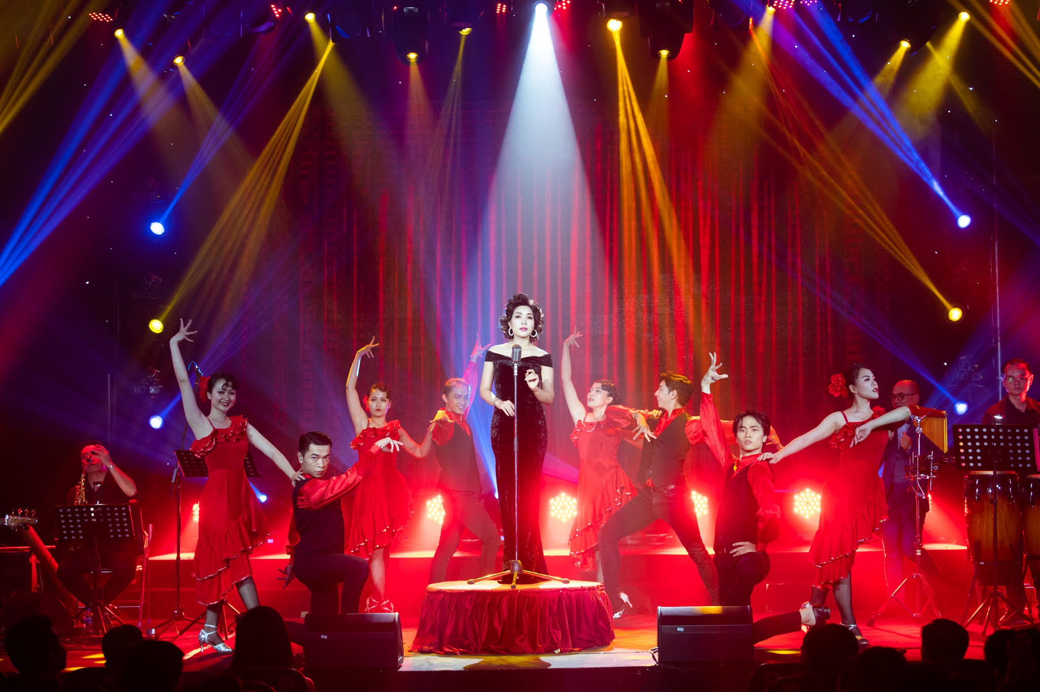 "Sầu nữ" Thúy Huyền biến hóa đa dạng trong Liveshow Huyền Ca sau nu thuy huyen bien hoa da dang trong liveshow huyen ca