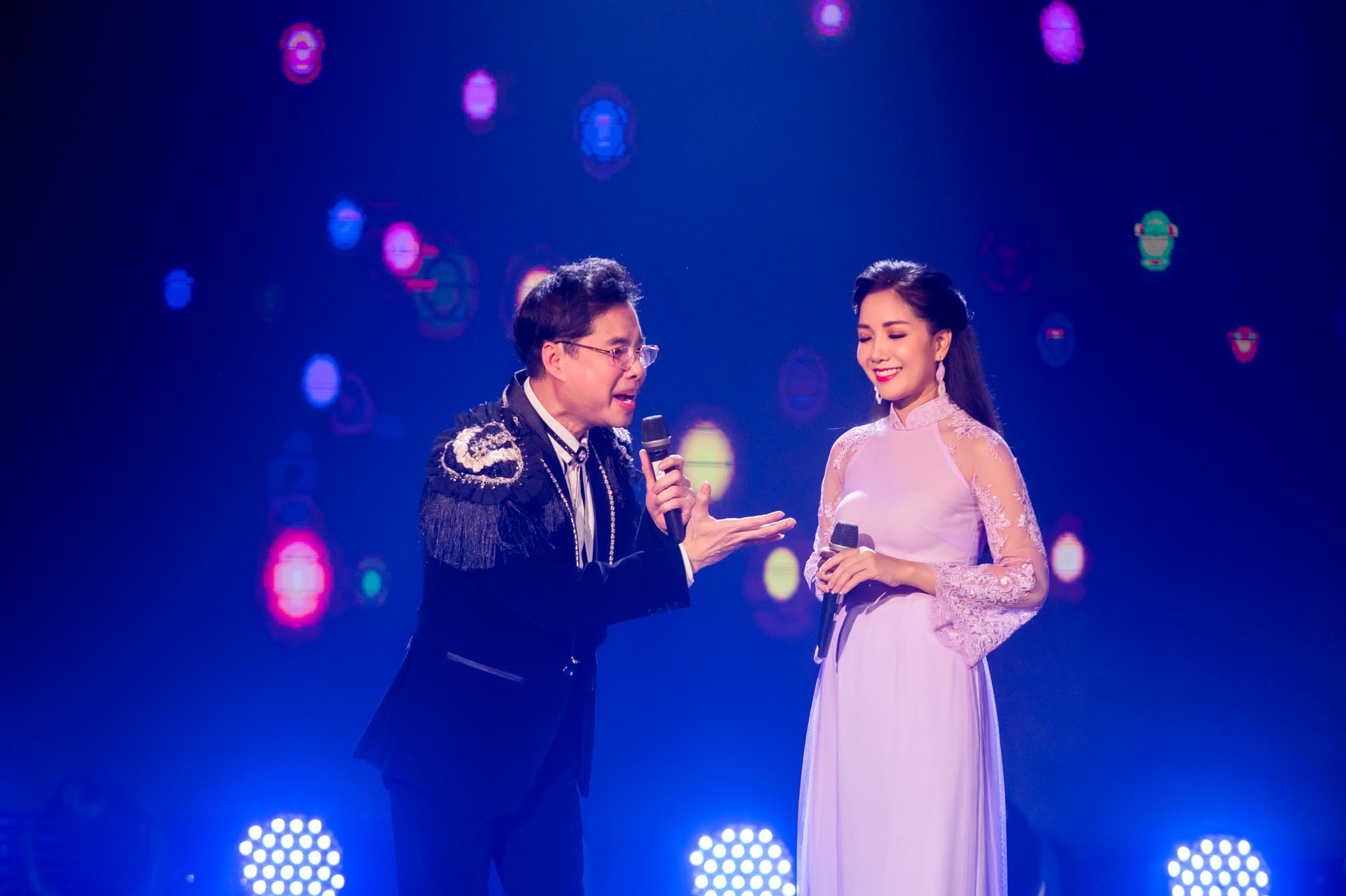 "Sầu nữ" Thúy Huyền biến hóa đa dạng trong Liveshow Huyền Ca sau nu thuy huyen bien hoa da dang trong liveshow huyen ca