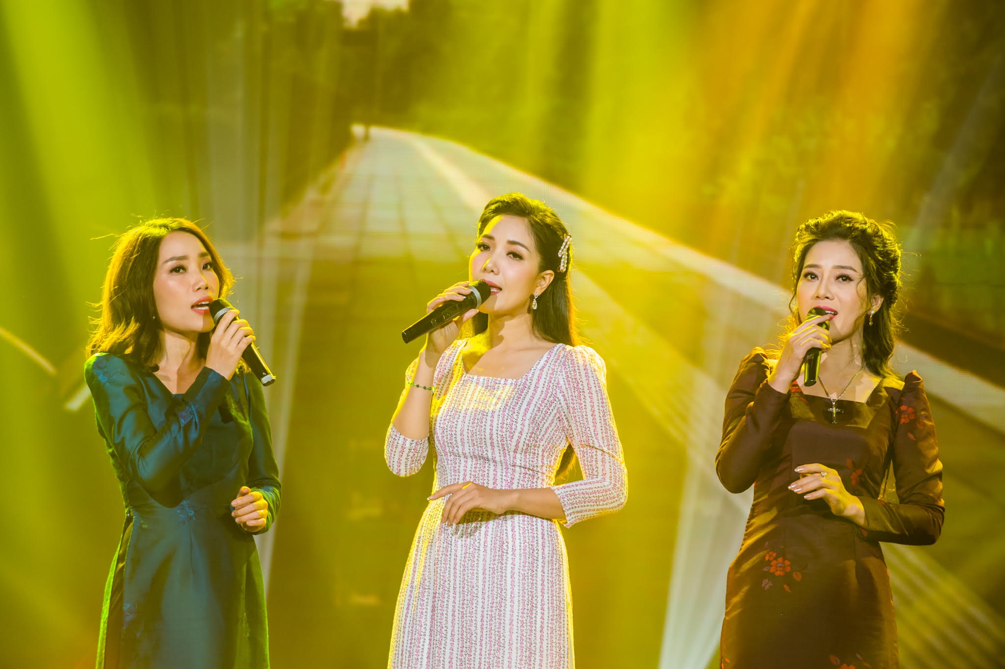 "Sầu nữ" Thúy Huyền biến hóa đa dạng trong Liveshow Huyền Ca sau nu thuy huyen bien hoa da dang trong liveshow huyen ca