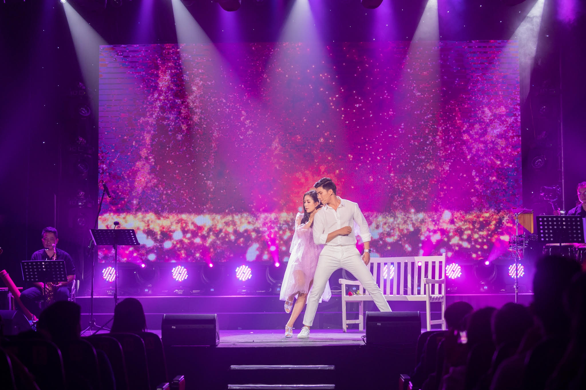 "Sầu nữ" Thúy Huyền biến hóa đa dạng trong Liveshow Huyền Ca sau nu thuy huyen bien hoa da dang trong liveshow huyen ca