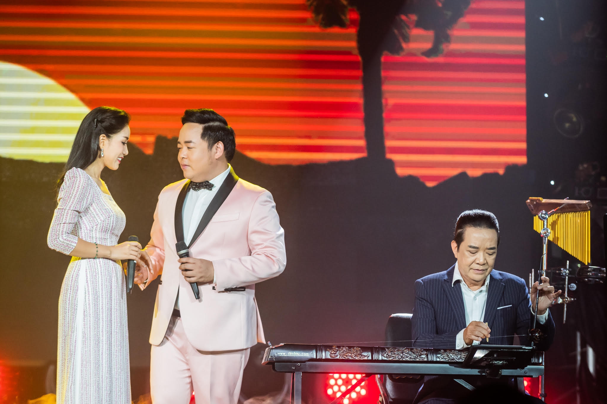 "Sầu nữ" Thúy Huyền biến hóa đa dạng trong Liveshow Huyền Ca sau nu thuy huyen bien hoa da dang trong liveshow huyen ca
