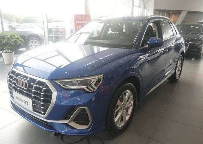 bo me bi buoc den bu 700 trieu dong sau khi con gai cao xuoc 10 chiec audi trong showroom