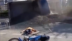 video nam thanh nien nga vang vi vuong xe cho lon suyt bi o to can qua dau