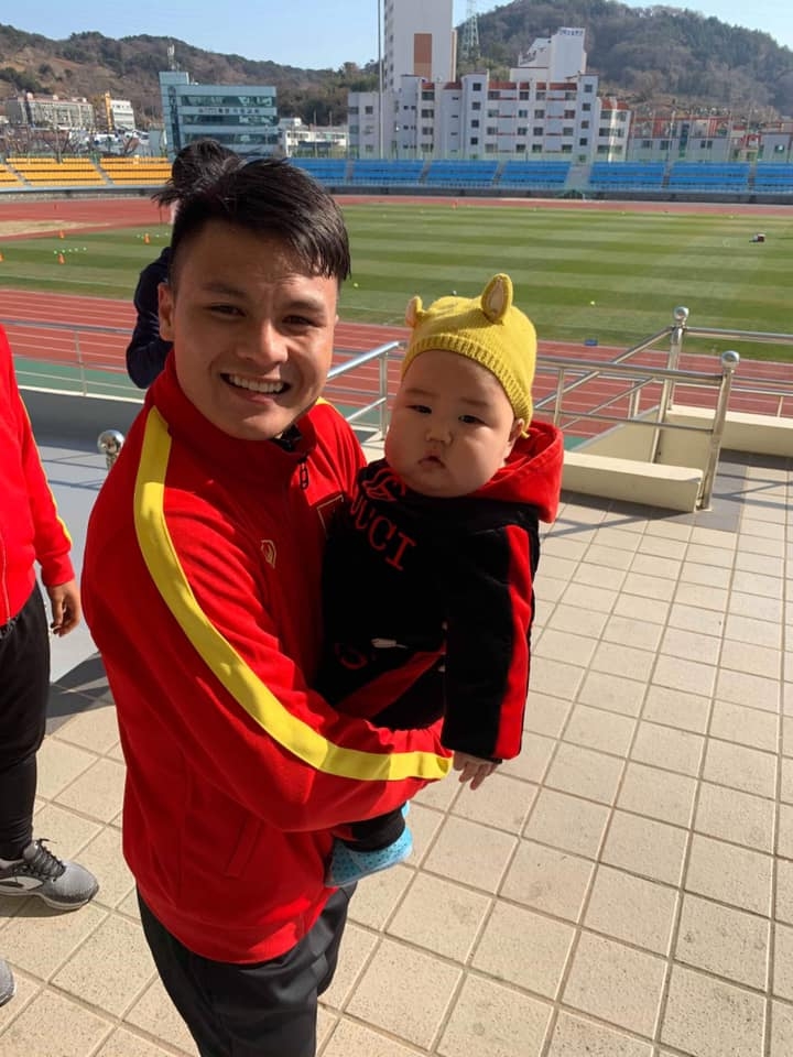 cau thu u23 viet nam duoc fan nhi 5 thang tuoi den tham tai han quoc