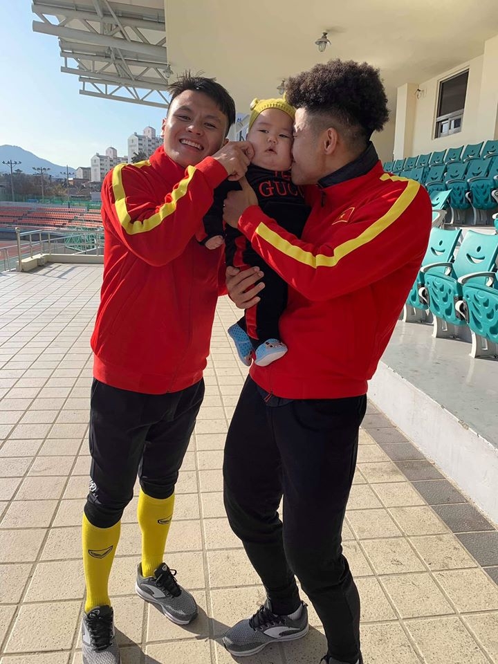 cau thu u23 viet nam duoc fan nhi 5 thang tuoi den tham tai han quoc