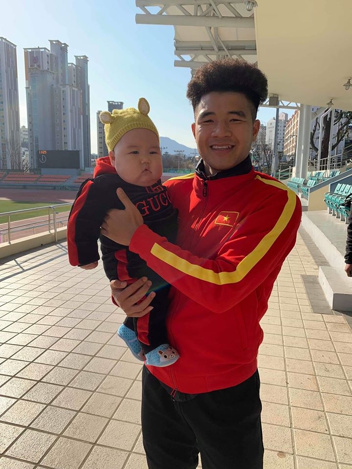 cau thu u23 viet nam duoc fan nhi 5 thang tuoi den tham tai han quoc