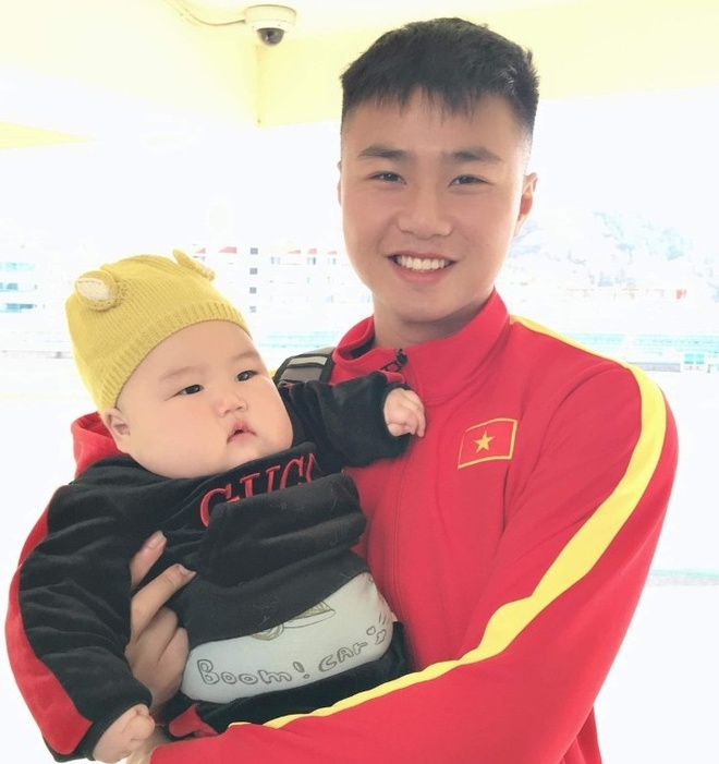 cau thu u23 viet nam duoc fan nhi 5 thang tuoi den tham tai han quoc