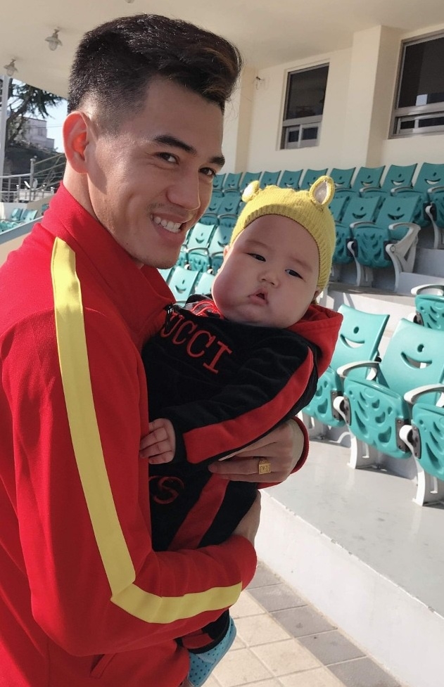 cau thu u23 viet nam duoc fan nhi 5 thang tuoi den tham tai han quoc