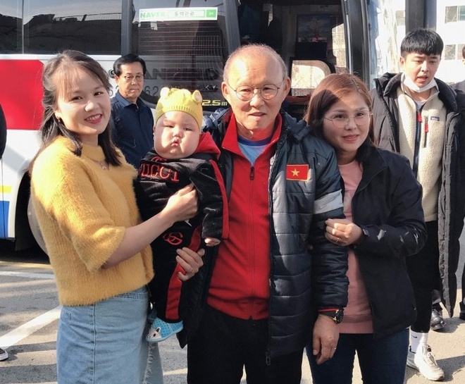 cau thu u23 viet nam duoc fan nhi 5 thang tuoi den tham tai han quoc