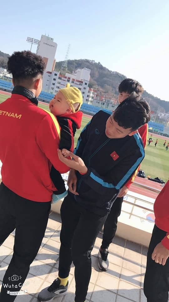 cau thu u23 viet nam duoc fan nhi 5 thang tuoi den tham tai han quoc