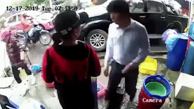 nguoi dan ong di oto tat phu nu o cho toi lam the de bao ve me va gia dinh