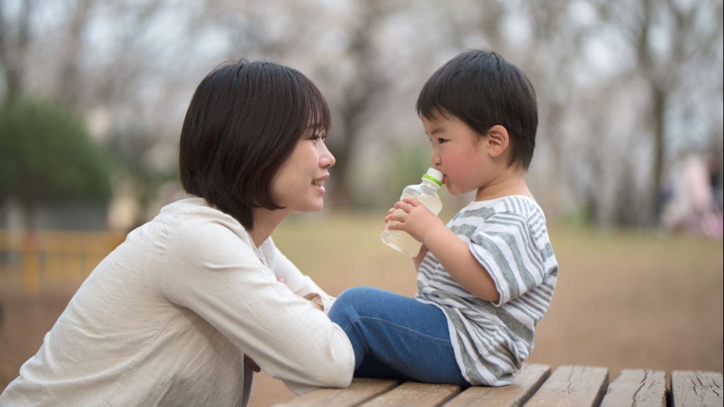buc anh nguoi me mang hoa cuc trang don con trai hien tang gay xuc dong manh