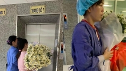 buc anh dua tre trong khung canh bau troi chuyen sang mau do gay chan dong the gioi