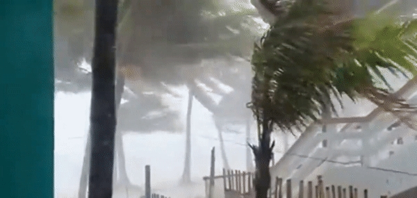 video hai hung con bao thoi bay buc tuong phong tap the duc khien hoc sinh chay tan loan