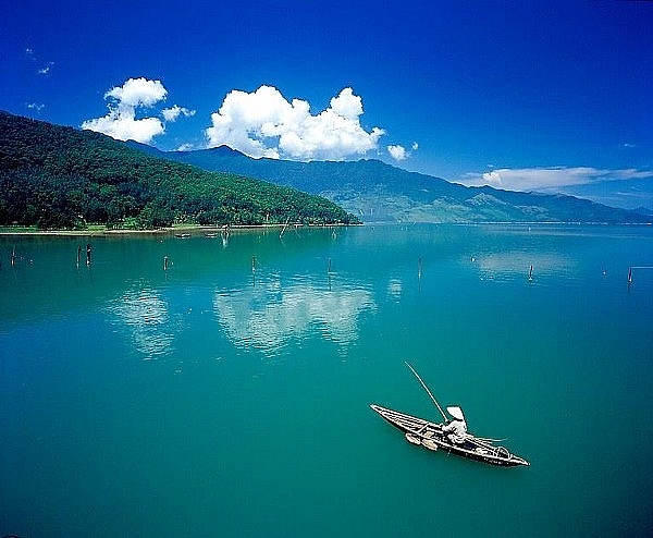 bien lang co hue noi mang ve dep nhu tranh thuy mac