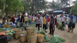 3 thế hệ cùng làm sạch bãi biển