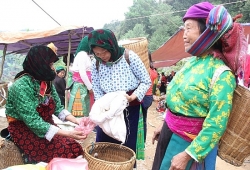 Buổi sáng ở chợ phiên Ma Lé