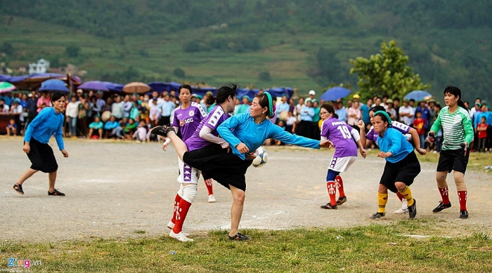 thieu nu mac vay tranh chap bong quyet liet tren san khong co