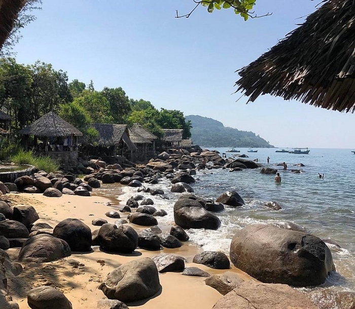 chiem nguong ve dep cua bai bien tru tinh tra co quang ninh