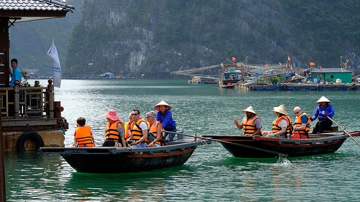 Khám phá "bảo tàng" nổi trên vịnh Hạ Long kham pha bao tang noi tren vinh ha long