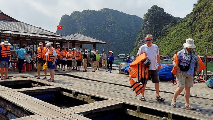Khám phá "bảo tàng" nổi trên vịnh Hạ Long kham pha bao tang noi tren vinh ha long