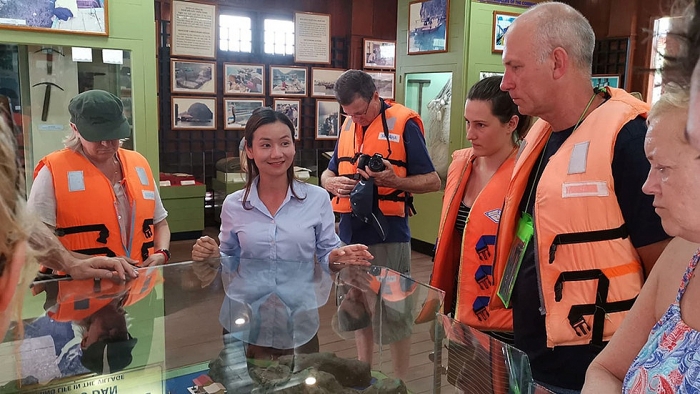 Khám phá "bảo tàng" nổi trên vịnh Hạ Long kham pha bao tang noi tren vinh ha long