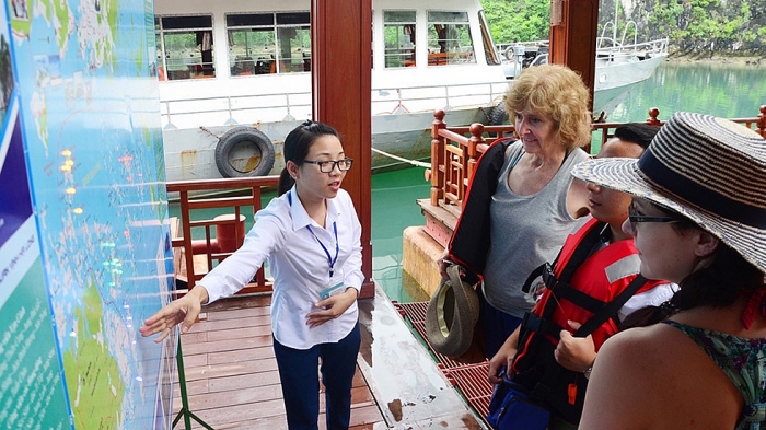 Khám phá "bảo tàng" nổi trên vịnh Hạ Long kham pha bao tang noi tren vinh ha long