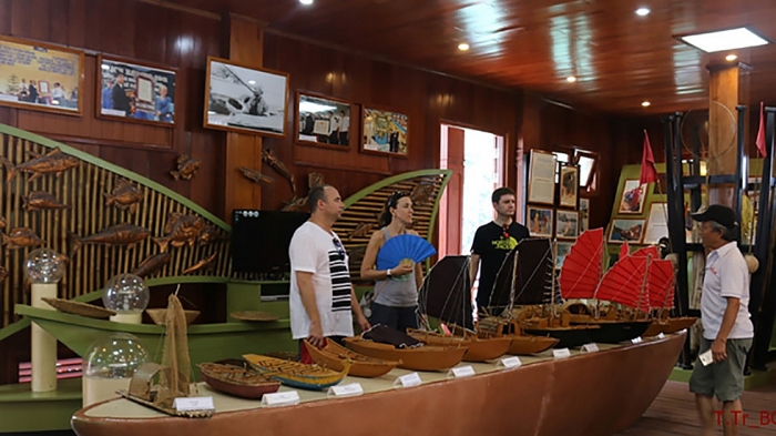 Khám phá "bảo tàng" nổi trên vịnh Hạ Long kham pha bao tang noi tren vinh ha long