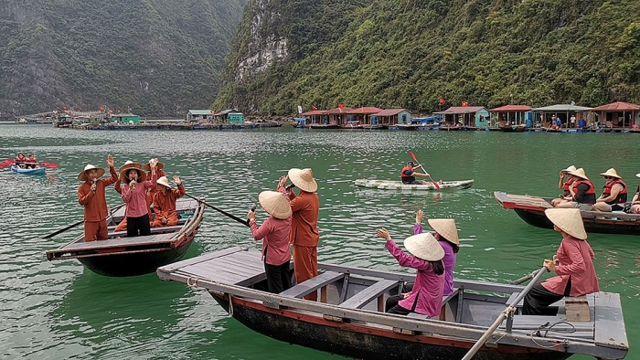 Khám phá "bảo tàng" nổi trên vịnh Hạ Long kham pha bao tang noi tren vinh ha long