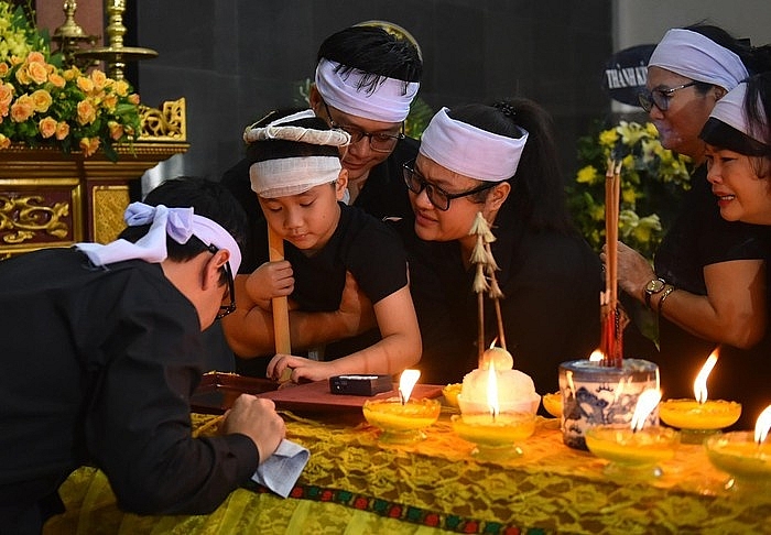 nhieu nghe si viet khoc khi vieng nguoi mau ha noi qua doi o tuoi 37